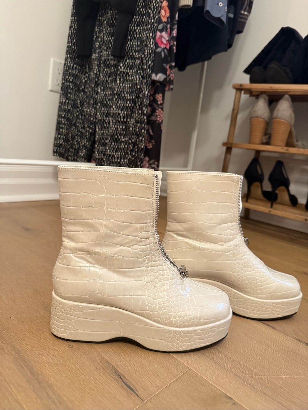 Lisa Says Gah White Croc Boots with Box - Picture 8 of 8